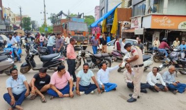 पुष्पवाटिका में शौचालय निर्माण से भडक़े भाजपा-कांग्रेस जनप्रतिनिधि उतरे सडक़ पर