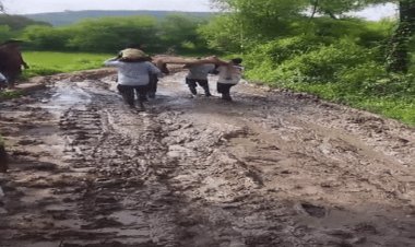 रीवा में खाट के सहारे मरीज,VIDEO:जनपद CEO बोले-दुखद घटना, सुदूर सड़क बनाएंगे ; ग्रामीण बोले- बच्चों का स्कूल जाना मुश्किल