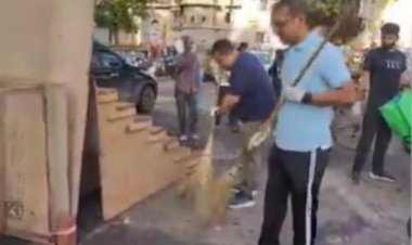 इंदौर में स्वच्छता मित्रों के सम्मान में कलेक्टर और महापौर ने लगाई झाड़ू