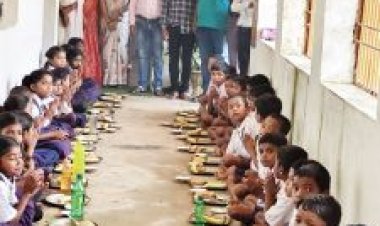 शाला प्रबंधन समिति के अध्यक्ष ने कराया न्योता भोज