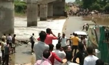 कजराई के पुल पर पानी ओवरफ्लो:अशोकनगर पिपरई का रास्ता बंद हुआ, किसान की गेहूं से भरी ट्राली पलटी