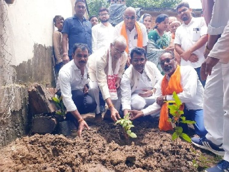 हरेली तिहार : राजिम विधायक और कलेक्टर ने पीएम आवास योजना के तहत निर्मित आवास के प्रांगण में किया पौधरोपण