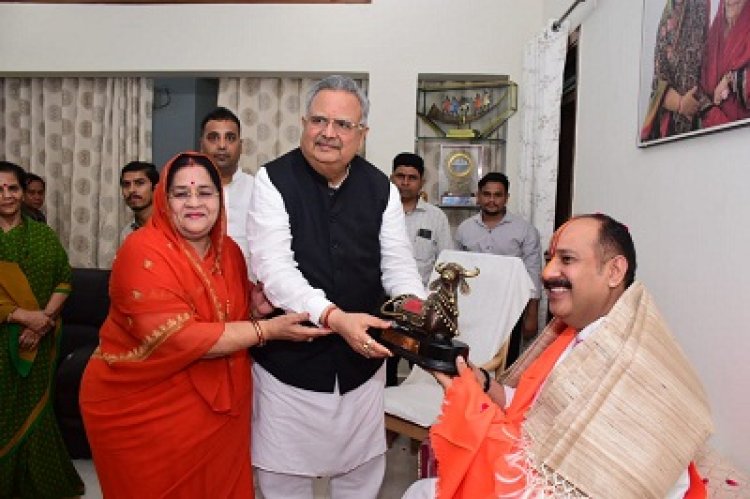 विधानसभा अध्यक्ष डॉ. रमन सिंह ने प्रसिद्ध कथावाचक पंडित प्रदीप मिश्रा से सौंजन्य भेंट की