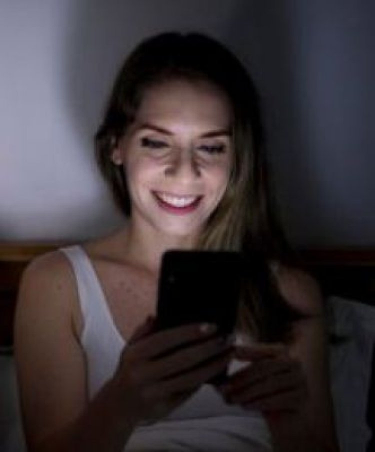 फोन से निकलने वाली नीली रोशनी आपकी त्वचा को नुकसान पहुंचा सकती है : त्वचा विशेषज्ञ