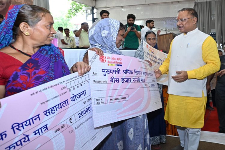 रायपुर : मुख्यमंत्री श्री विष्णु देव साय ने श्रम विभाग के 12 हितग्राहियों को विभिन्न योजनाओं के तहत चेक सौंपे