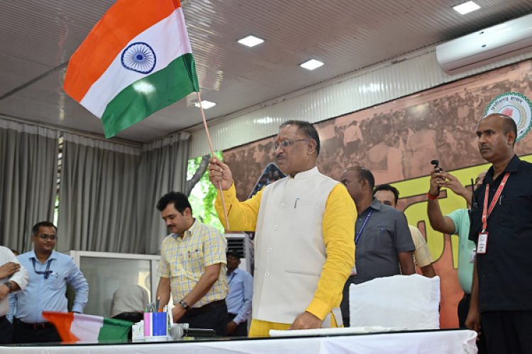 रायपुर : मुख्यमंत्री निवास में आयोजित जनदर्शन में हर घर तिरंगा अभियान के अंतर्गत लोगों को तिरंगा का किया गया वितरण