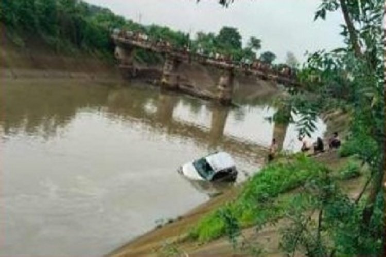 अनियंत्रित कार नहर में गिरी, 2 तैरकर बाहर निकल आए, 2 लापता