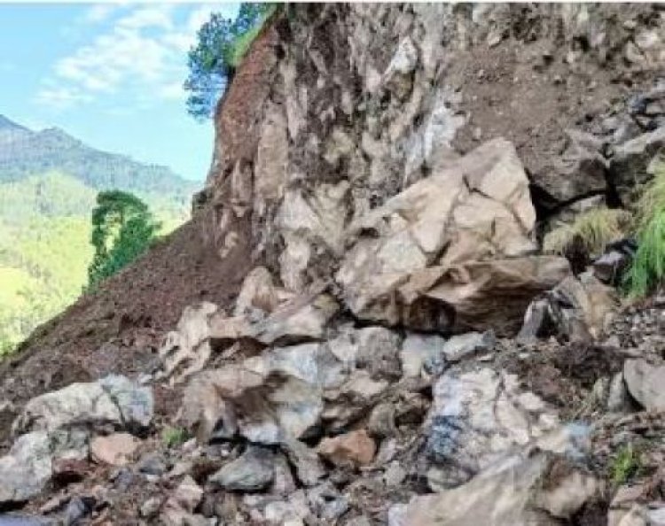 उत्तरकाशी में वरूणावत पर्वत से 21 साल बाद फिर हुआ भूस्खलन, सड़कों पर खड़े वाहन मलबे में दबे