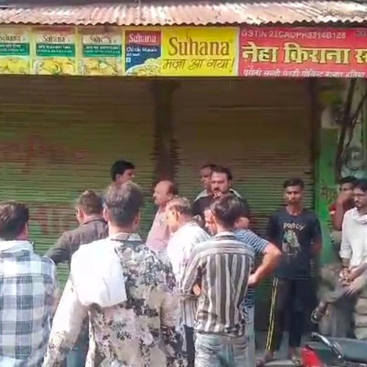 दतिया में चोरों के हौसले बुलंद:किराना दुकान में आधी रात को चोरी की कोशिश