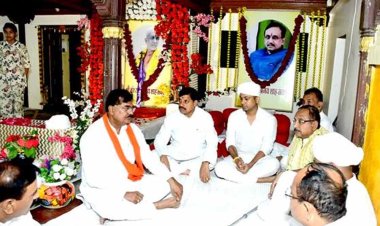 मुख्यमंत्री डॉ. यादव ने विधायक शाह के निवास पर पहुंचकर श्रद्धा सुमन अर्पित किए