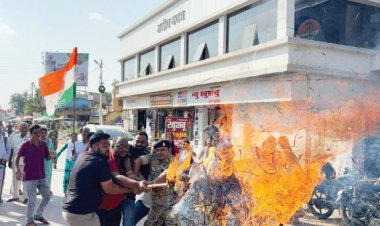 राहुल पर अभद्र टिप्पणी, कॉंग्रेस ने फूंका पुतला
