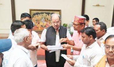 रजिस्ट्री के लिए भटक रहे किसान बृजमोहन व कलेक्टर से की मुलाकात