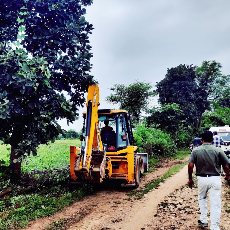 टीकमगढ़ में चला प्रशासन का बुलडोजर:तहसीलदार ने गोचर भूमि से हटाया अवैध कब्जा, दोबारा कब्जा नहीं करने की दी हिदायत