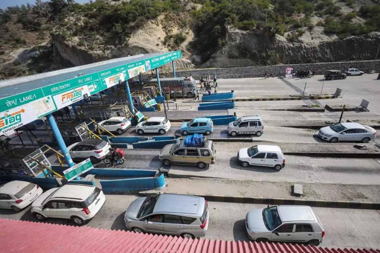 गाड़ी में लगा है फास्टैग तो ये नियम जाने … हाइवे पर पहला टोल होगा फ्री!