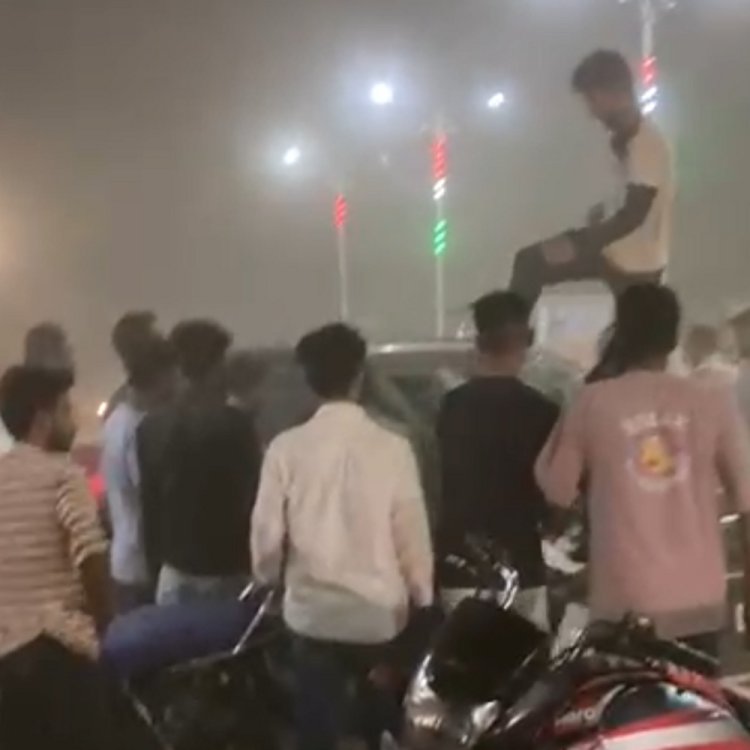 तेज रफ्तार कार ने कई गाड़ियों को रौंदा:नशे में था भोपाल का युवक; एक युवक गंभीर घायल, गाय की मौत