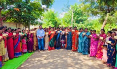 तेलंगाना के ग्रामीणों ने राहुल गांधी से की चुनाव के दौरान दी गई गारंटियों को लागू करने की मांग