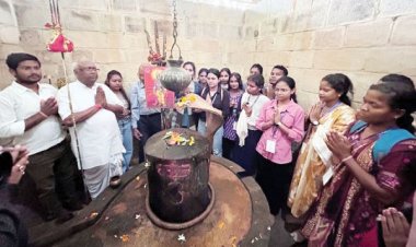 सरगुजा की सांस्कृतिक स्मारकों का अवलोकन करने शोधार्थियों के साथ बस में सफर कर महेशपुर पहुंचे सांसद चिंतामणि महाराज