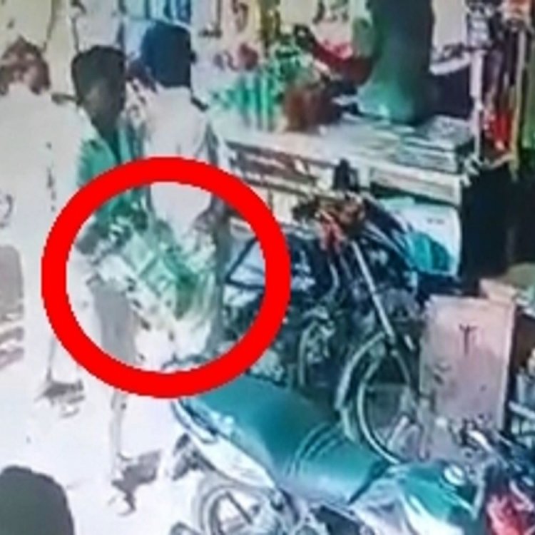 शिवपुरी में चोर ने जेब से निकाले 6 हजार रुपए:घटना सीसीटीवी में हुई कैद, दुकान से पान खरीदने के दौरान की चोरी