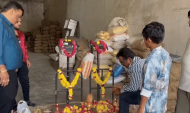 भोपाल की करोंद मंडी में मुहूर्त के सौदे:इंदौर में किसानों का अनाज ऊंचे भाव में खरीदा; उज्जैन में जमकर हुई आतिशबाजी