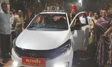 स्वच्छता निरीक्षक को सेवानिवृत्ति के बाद गाजे बाजे की साथ दी गई बिदाई