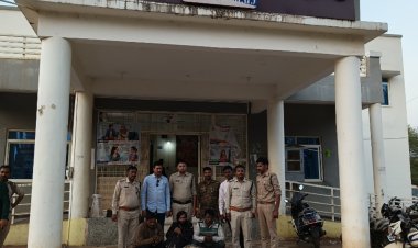 गुना पुलिस ने पकड़े तीन चंदन तस्कर:आगर मालवा जिले से आए थे; चंदन की लकड़ी के 12 टुकड़े मिले; एक लाख कीमत