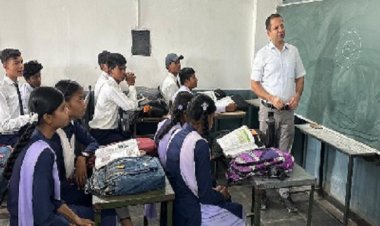 शिक्षा सचिव सिद्धार्थ कोमल सिंह परदेशी ने निभाई शिक्षक की भूमिका