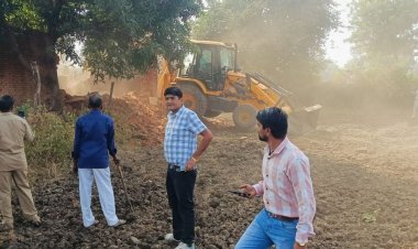 टीकमगढ़ में अवैध कब्जाधारियों पर चला प्रशासन का बुलडोजर:82 एकड़ गोचर भूमि से हटाया अवैध कब्जा; तहसीलदार ने 8 करोड़ बताई जमीन की कीमत