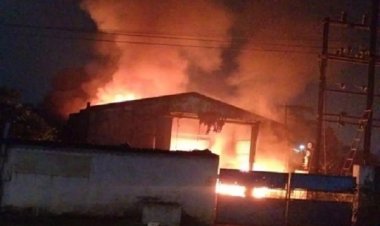 पशु आहार गोदाम में लगी भीषण आग