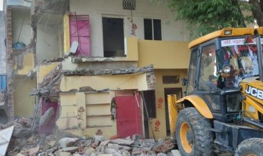 नीमच में नपा की 100 करोड़ की जमीन अतिक्रमण मुक्त:5 घंटे चली बुलडोजर की कार्रवाई, 6 पक्के मकान जमींदोज, 10 बीघा से खेती हटाई