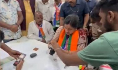 अमरावती : नवनीत राणा की जनसभा में हंगामा, फेंकी गई कुर्सियां, एफआईआर दर्ज