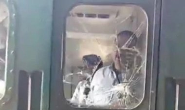 मदनमहल रेलवे स्टेशन पर ट्रेन लेट होने से भड़के यात्री, इंजन की खिड़की का कांच तोड़ लाको पायलट से गाली गलौच