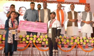 श्रमिक सम्मेलन: 304 हितग्राहियों को 27 लाख से अधिक की राशि प्रदान