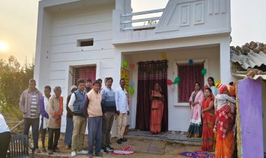 शान्ति बाई ने दीया-श्रीफल से किया पीएम आवास में गृह प्रवेश