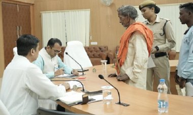 जनदर्शन में कलेक्टर ने सुनी आम नागरिकों की समस्या