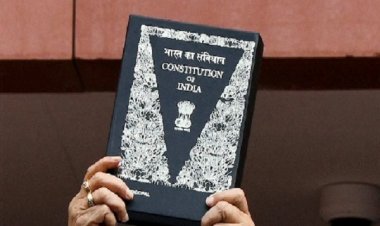 इमरजेंसी लाइट की तरह रोशनी दिखाता संविधान