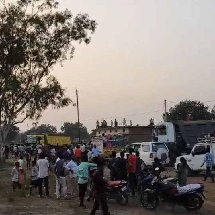 कटनी में ग्रामीणों और कर्मचारियों के बीच पथराव, VIDEO:समोसे को लेकर हुआ था विवाद, गांव के लोगों ने बोलेरो में लगाई आग; पुलिस बल तैनात
