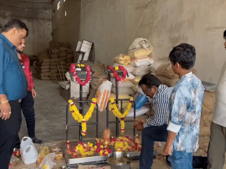 भोपाल की करोंद मंडी में मुहूर्त के सौदे:इंदौर में किसानों का अनाज ऊंचे भाव में खरीदा; उज्जैन में जमकर हुई आतिशबाजी