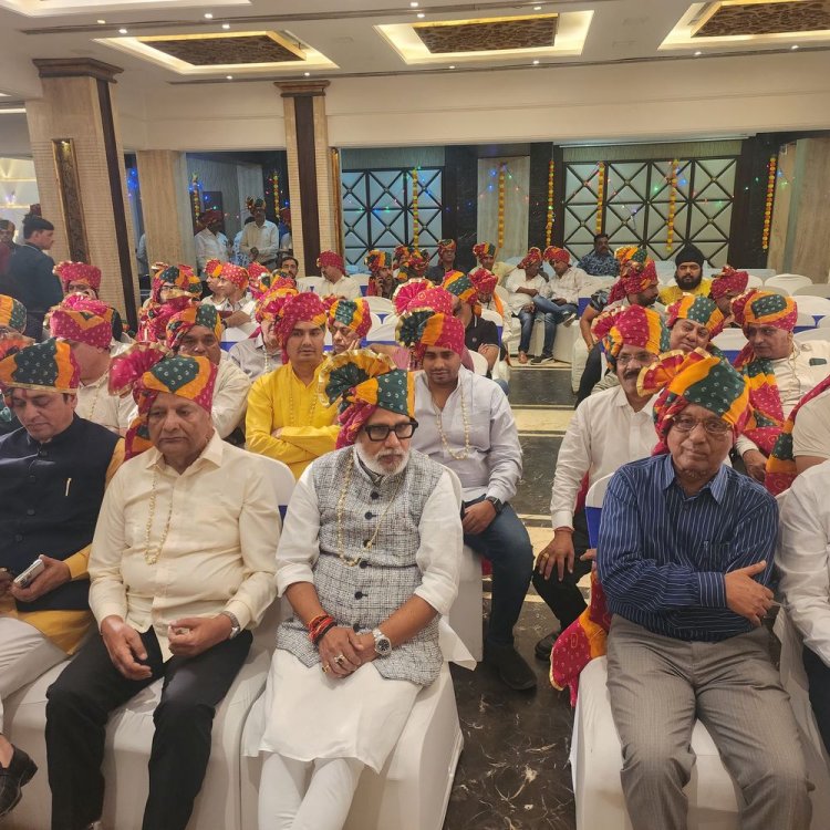 इंदौर स्कूटर ट्रेड एसोसिएशन का दीपावली मिलन:साफा-माला पहनकर किया सबका अभिनंदन, पहले आने वाले व्यापारी को भी नवाजा