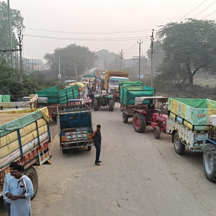 इंदरगढ़ मंडी में धान की आवक से लग रहा जाम:दो दिन से यात्री हो रहे परेशान, किसानों का आरोप- मंडी में टीन शेड पर व्यापारियों का कब्जा