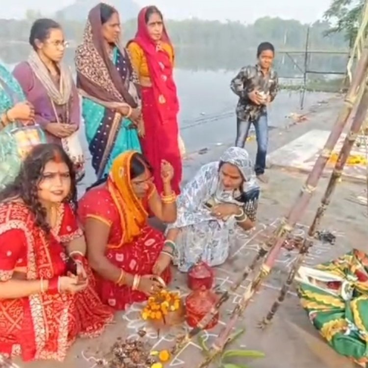 उगते हुए सूर्य को अर्घ देकर पूरी हुई छठ पूजा:पूर्वोत्तर भारतीय समाज की महिलाओं ने किया पूजन; घाटों में सुबह से लगी रही भीड़