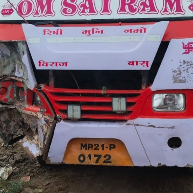 उमरिया में बस ने बाइक को रौंदा:मानपुर थाना क्षेत्र में हुआ हादसा; दो युवकों की मौत, एक की हालत गंभीर