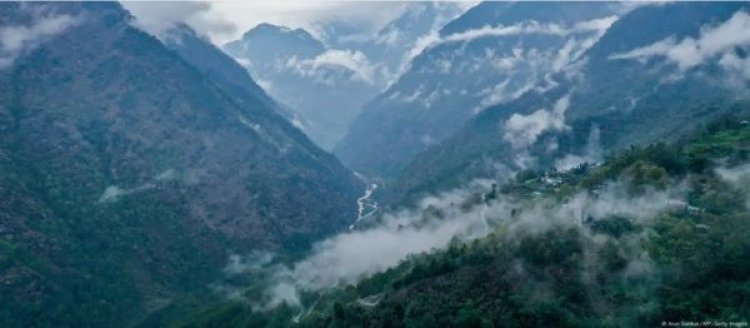 टेक्टॉनिक प्लेटों के कारण चीन में जा रही है भारत की जमीन