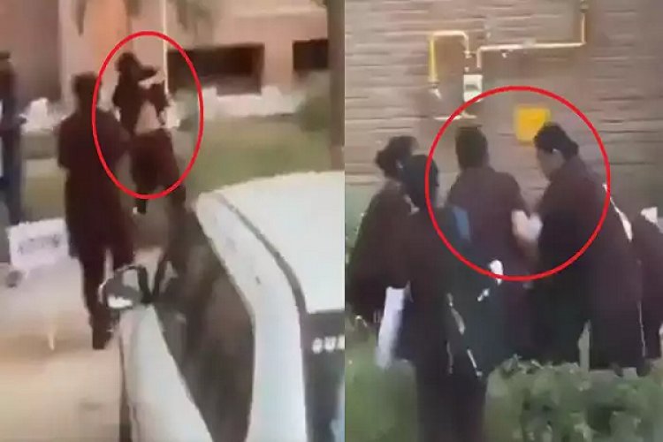 शारदा यूनिवर्सिटी में दो छात्राओं ने एक-दूसरे को पटककर मारा! ग्रेटर नोएडा में Social Media पर वायरल हुआ वीडियो