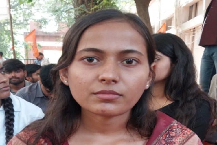 सुंदरकांड पाठ में शामिल छात्राओं को देरी के लिए वार्डन ने लिखवाया माफीनामा, बीयू परिसर के सामने हंगामा