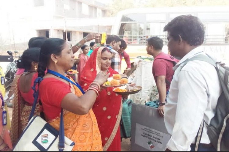 मतदान दल पहुंचा मतदान केंद्र, फूलों से हुआ स्वागत