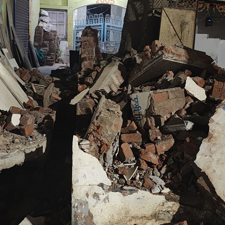 बड़वानी में सार्वजनिक शौचालय पर चला बुलडोजर:सीएमओ के आदेश पर एक्शन, रहवासियों ने लिया कब्जे में जेसीबी मशीन