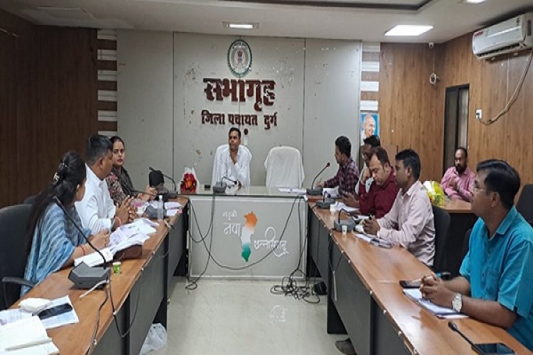 मुख्य कार्यपालन अधिकारी ने की योजनाओं की समीक्षा