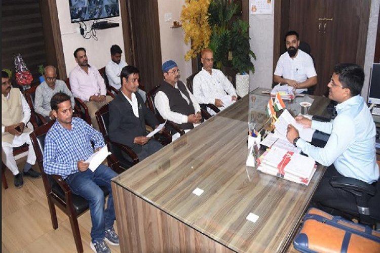 कलेक्टर ने ली राजनीतिक दलों की बैठक