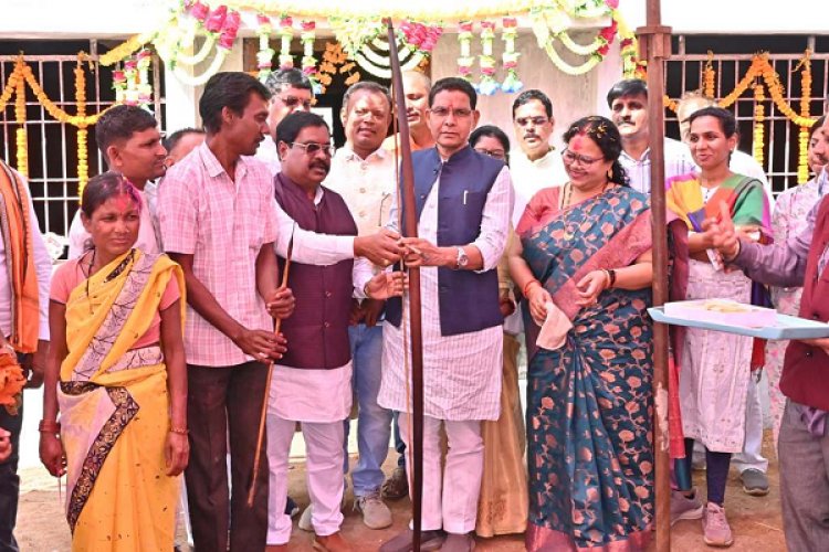 राजस्व मंत्री ने मसानडबरा में पीएम आवासों का किया उद्घाटन