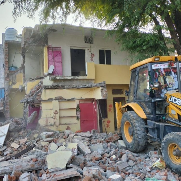 नीमच में नपा की 100 करोड़ की जमीन अतिक्रमण मुक्त:5 घंटे चली बुलडोजर की कार्रवाई, 6 पक्के मकान जमींदोज, 10 बीघा से खेती हटाई